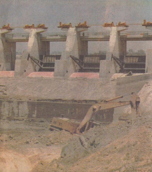 La represa Egidos, cuando estaba en construcción, fue dañada por avalanchas y lluvias en 1985. Reconstruida oportunamente en 1984, es la clave para la prosperidad agrícola del Valle de Piura.